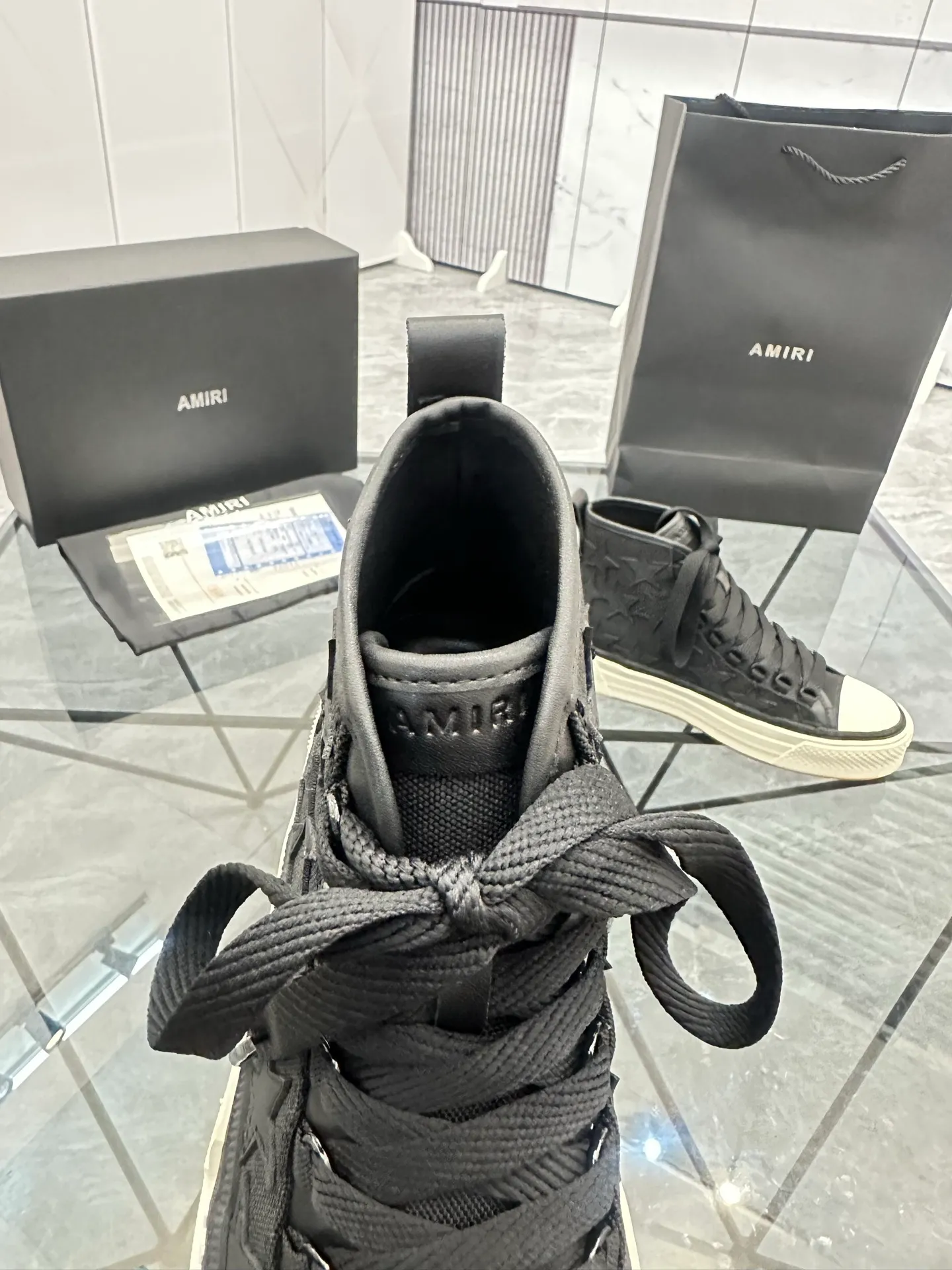 Men's shoes: 💰P640¥ Guangzhou top quality Product trademark: AMIRI* "Amir*" high-top casual shoes Regular size: 39-44 (can be customized to 45) Product materials: upper imported first-layer cowhide stitching original material, sheepskin lining, original outsole. Number: 525